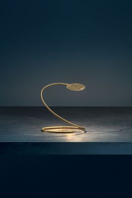 Goldene Herem Tischleuchte von Catellani & Smith mit flexiblem Arm und runder Lichtquelle.